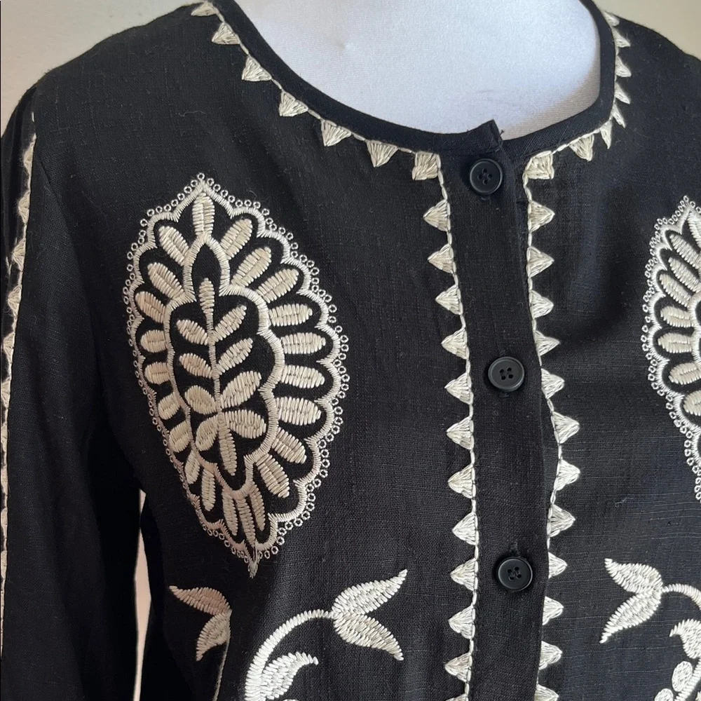Solitaire Black Top with Cream Embroidered Detail - Picture 4 of 4